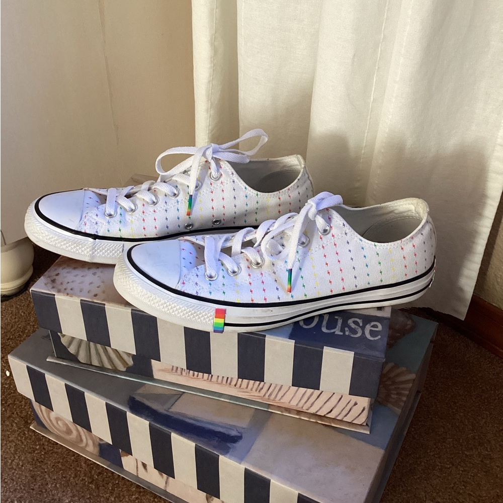 Converse low top sneaker size 10